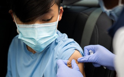 Những nước có tỷ lệ tiêm phòng cao yêu cầu người dân đeo khẩu trang trở lại