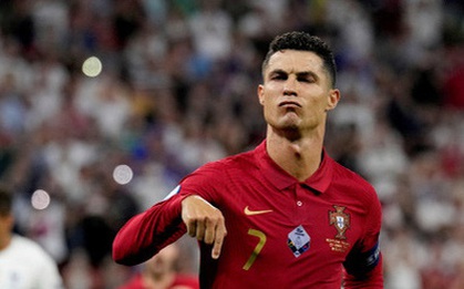 Sau màn ném băng đội trưởng gây tranh cãi, Ronaldo bất ngờ sáng cửa có danh hiệu Euro 2020