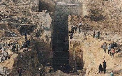 Khai quật lăng mộ trên ngọn đồi trọc cỏ, đội khảo cổ lo sợ: Hãy cử người tới bảo vệ chúng tôi!