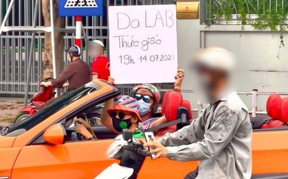 Tình hình dịch khó khăn quá, Da LAB... hết tiền nên đành cầm bảng viết tay, đứng ngay góc ngã tư để giới thiệu MV mới?
