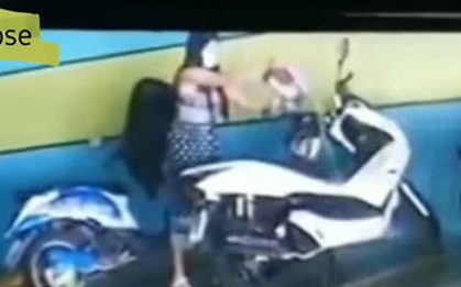 Hận người yêu cũ, cô gái mang xăng ra đốt xe chàng, vừa châm lửa đã hốt hoảng tháo chạy vì tình huống không ngờ