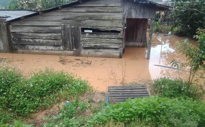 Giải cứu gia đình 6 người ở Lâm Đồng, sơ tán hàng chục hộ dân tránh lũ dữ