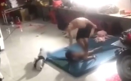Khởi tố kẻ bạo hành dã man con riêng của "vợ hờ"