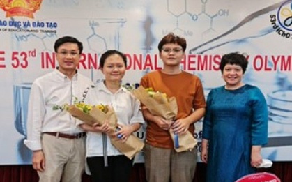 Hà Nội thưởng 20 triệu đồng cho 2 học sinh đoạt huy chương Vàng Olympic quốc tế