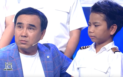 Quyền Linh nghẹn ngào ôm chầm cậu bé 1 chân: "Nhìn hình ảnh bé tôi không thể chịu được"
