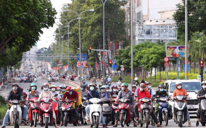 TP.HCM: Mỗi ngày khoảng 1 triệu lượt người ra đường, dự báo còn tăng