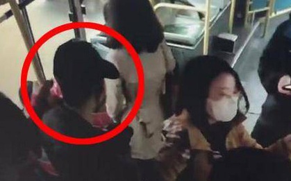 Thấy mẹ đang bị móc túi, bé gái làm ra 1 hành động khôn ngoan, giúp mẹ chặn đứng hành vi của kẻ xấu