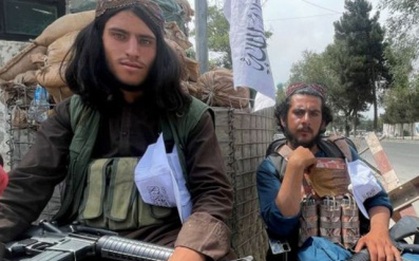 Taliban vác súng gõ cửa từng nhà, yêu cầu người dân Afghanistan trở lại làm việc