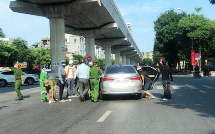 Hà Nội: Thanh niên lái ô tô tông hất văng cán bộ chốt kiểm dịch Covid-19 lên nóc capo rồi bỏ chạy