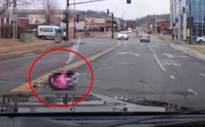 Thấy ghế ngồi trẻ em vứt bên đường, người phụ nữ lo có chuyện chẳng lành nên xuống xem nào ngờ rơi vào bi kịch đau thương