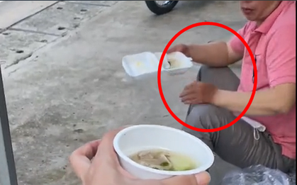 Vô tình thấy shipper ngồi trước hẻm ăn cơm, người phụ nữ có hành động tình cảm, nhưng đôi tay anh khiến cô "chết sững"