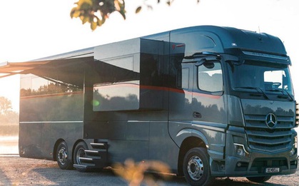 Bên trong mobihome khổng lồ 2 triệu USD: Có khoang để siêu xe Ferrari, nội thất như du thuyền trên cạn