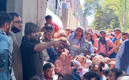 Ngân hàng ở Kabul mở lại, dân chờ rút tiền đông không kém người ra sân bay sơ tán