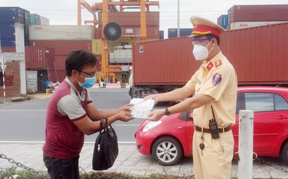 CSGT TP.HCM nhường suất ăn sáng cho người cha đi bộ từ Bình Định vào Bình Dương thăm con bệnh nặng