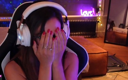 Đang lên sóng vui vẻ, nữ streamer ngay lập tức "tắt nụ cười" vì mèo cưng phá hỏng chiếc tivi giá trị