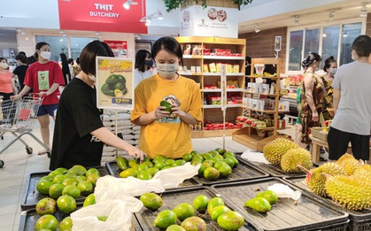 Sợ Covid-19, nhiều người xịt cồn vào thực phẩm: Chuyên gia nói gì về điều này?