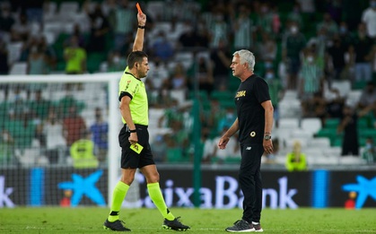 Mourinho và học trò nhận tới 6 thẻ đỏ trong trận thua thảm của AS Roma
