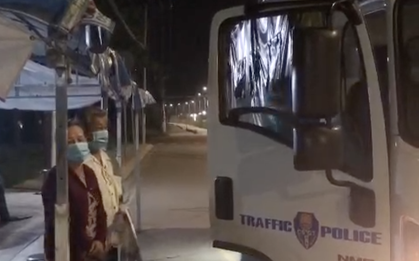 TP.HCM: Đi bộ hơn 10km giữa đêm về nhà sau tiêm vaccine Covid-19, hai vợ chồng già nhận được điều bất ngờ từ CSGT