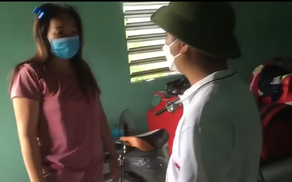 Người phụ nữ liên tục gọi xin hỗ trợ, cán bộ xã xuống thăm thì phát hiện trong nhà có cả chục bao gạo, mì tôm
