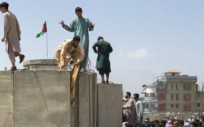 Xót xa người cha mất việc, phải bán con gái để cứu đói cho gia đình tại Afghanistan