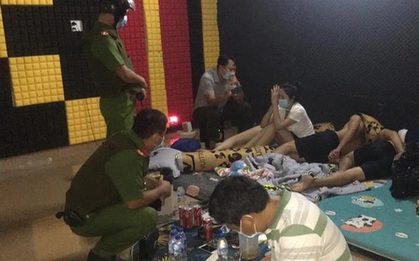 Núp bóng shop thời trang, bà chủ cùng dàn nhân viên trẻ đẹp chiều khách bay lắc tới bến