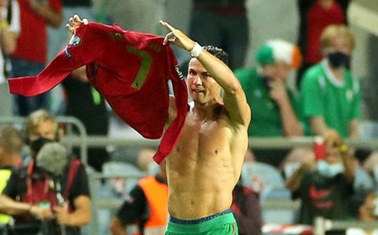 Ronaldo cởi trần giơ áo ăn mừng giống Messi và cái kết khiến fan MU vui mừng