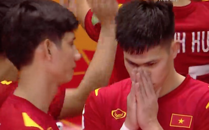 Cầu thủ ghi bàn cho futsal Việt Nam ở World Cup ôm mặt buồn bã sau thất bại, xúc động gửi gắm tâm sự