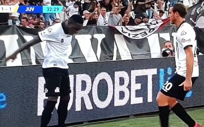 Đối thủ trêu tức Juventus bằng màn ăn mừng thương hiệu của Ronaldo