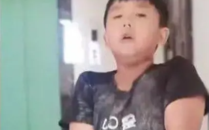 Cháu trai lười làm bài tập về nhà, bà nội cao tay đưa ra một đề nghị khiến cậu bé sợ hãi xin tha