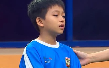 Mẹ làm ve chai, bố chạy ba gác, cầu thủ nhí 10 tuổi nghẹn ngào quyết trả món nợ 200 triệu của gia đình
