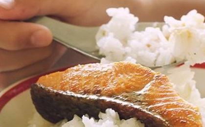 Bé trai 6 tuổi bị hóc xương cá, cách xử lý của bà nội khiến đứa trẻ suýt mất mạng