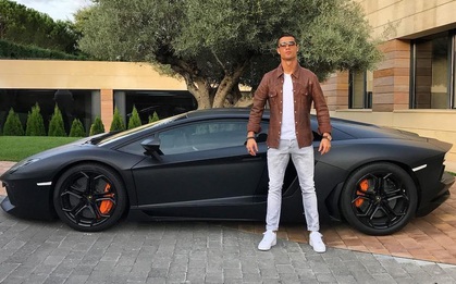 Mang đến Manchester bộ sưu tập siêu xe cực khủng, Ronaldo vẫn phải rời nhà với tốc độ rùa bò