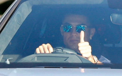 Fan MU đuổi theo siêu xe 20 tỷ đồng của Ronaldo