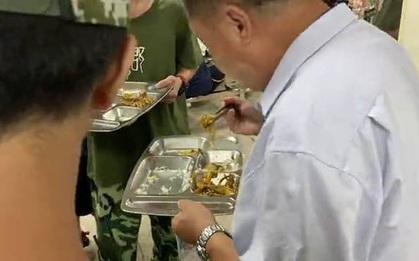 Hiệu trưởng mỗi ngày đứng cạnh thùng rác xin thức ăn thừa, lý do đằng sau khiến ai cũng nể phục