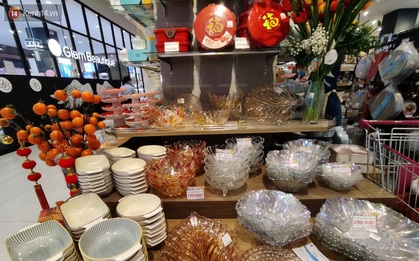 Đi Aeon Mall ngắm đồ Tết: Bánh hình hổ cưng xỉu giá chỉ 30k, hũ đựng mứt sang chảnh chỉ từ 60K đã sắm được