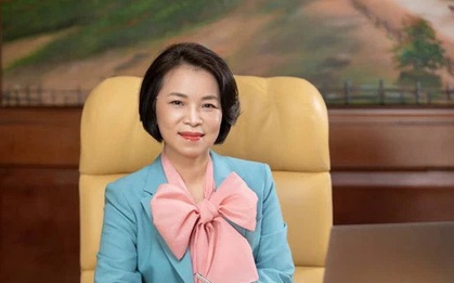 1 hành động vô cùng tinh tế tỷ phú Phạm Nhật Vượng đã làm cho vợ trong buổi tiệc của VinFuture