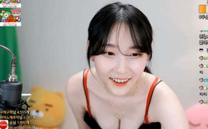 Vừa ghi điểm với màn cosplay Jinx siêu nóng bỏng, nữ streamer tiếp tục khiến fan ấn tượng, vô tư khoe "vùng nhạy cảm" trên sóng