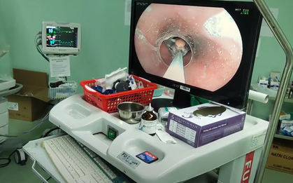 Bệnh nhân COVID-19 uống thuốc nuốt luôn cả vỏ