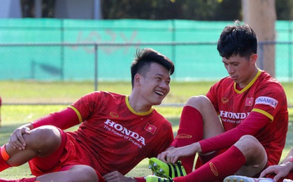 Thành Chung, Tô Văn Vũ cười tít mắt sau buổi thi đấu đối kháng của tuyển Việt Nam