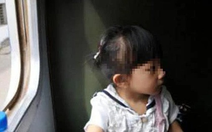 Gặp hai mẹ con về quê ăn Tết, nữ tiếp viên báo ngay cảnh sát khi nhận được 1 thứ từ bé gái
