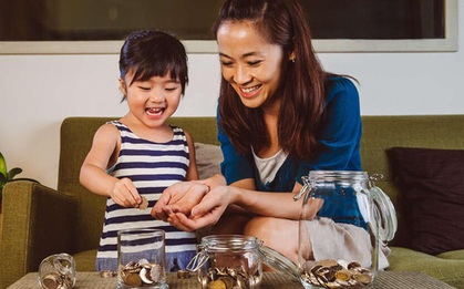 Dạy con quản lý chi tiêu bằng tiền tiêu vặt không mới, nhưng cho bao nhiêu là đủ? Nhìn phụ huynh Singapore khéo léo áp dụng mới thấy "của cho không bằng cách cho"