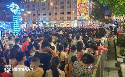 Ảnh: Hàng nghìn người chen chân tham quan đường hoa Nguyễn Huệ trong đêm khai mạc