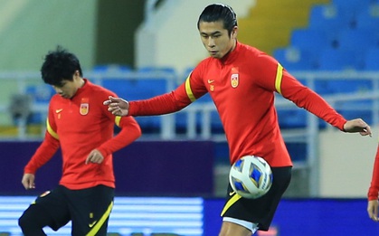 Tiền đạo Trung Quốc đỡ bóng kỹ thuật như Neymar ở buổi tập thử sân Mỹ Đình