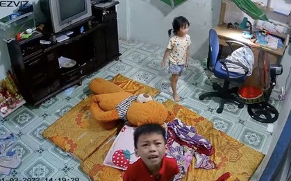CLIP: Cướp liều lĩnh đập cửa nhà ở Đồng Nai, 2 cháu nhỏ rúm ró đưa tài sản