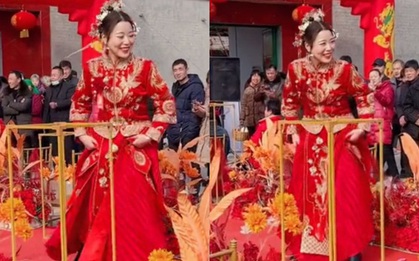 Cô dâu bị MC đuổi xuống sân khấu vì chưa đến giờ làm lễ, hành động "gỡ quê" sau đó khiến quan viên hai họ cười nghiêng ngả