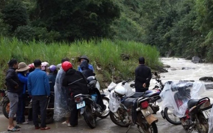 Ngã xuống suối, một bé gái bị nước cuốn trôi