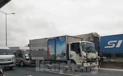 Ô tô tai nạn liên hoàn, cầu Thanh Trì ùn dài vào trung tâm thành phố