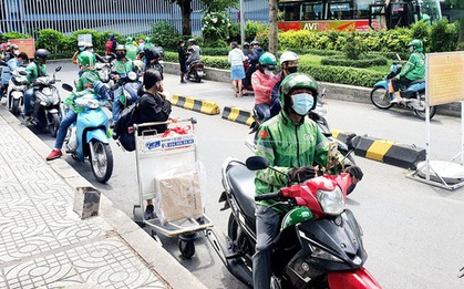 Tài xế xe công nghệ sợ "chạy giữa đường hết xăng, không biết làm sao"