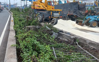 TP.HCM: Xe tải mất thắng lao dải phân cách rồi lật ngang, hàng tấn gạo đổ ra đường