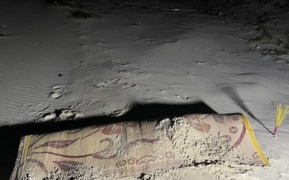 Thi thể nam giới không còn nguyên vẹn dạt vào bờ biển tỉnh Quảng Trị